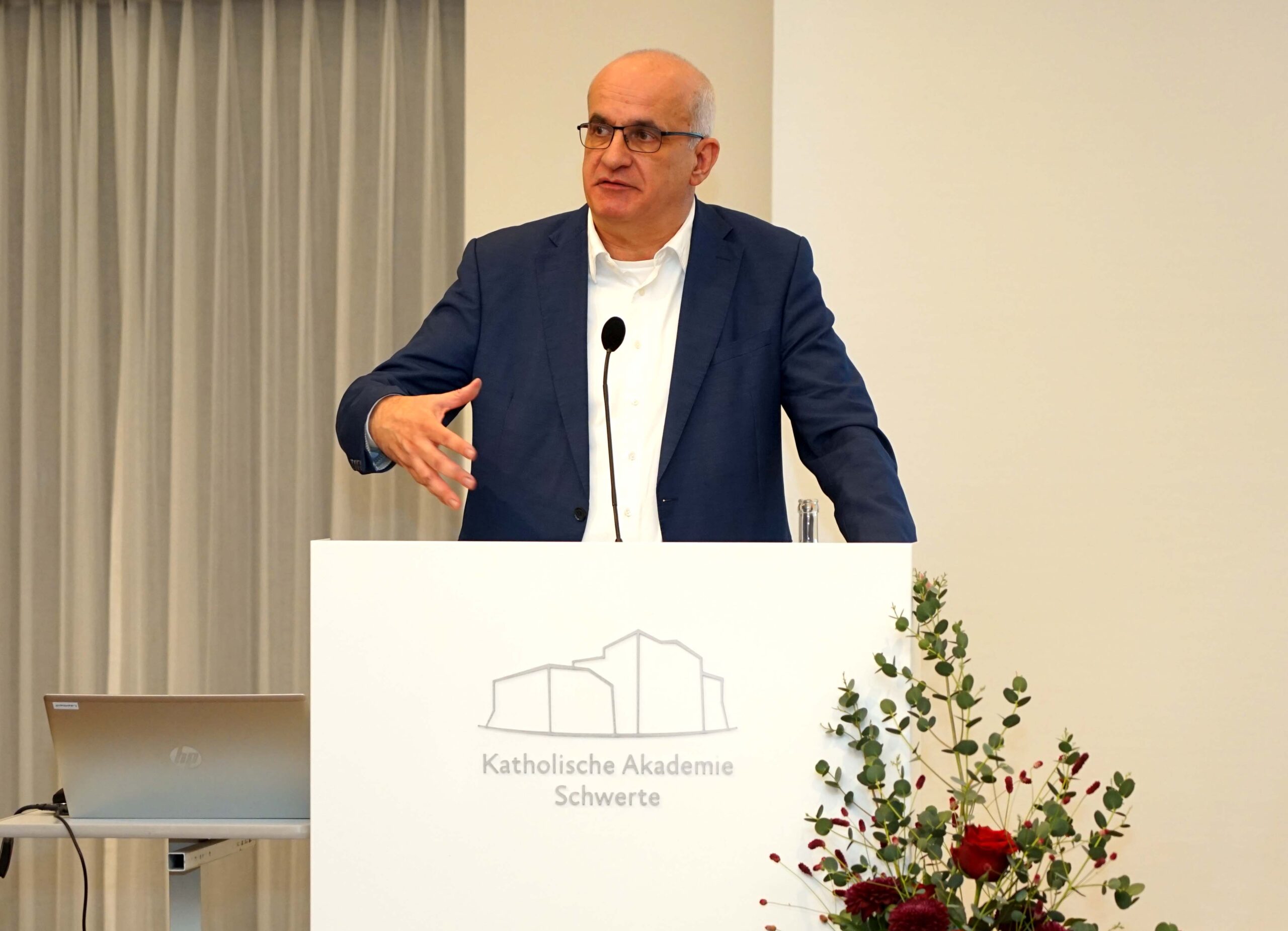 Prof. Dr. Manfred Bayer, Rektor der TU Dortmund, sprach beim WerteDialog in der Katholischen Akademie Schwerte über Chancen, Risiken und Verantwortungsfragen Künstlicher Intelligenz. Foto: Michael Bodin / Erzbistum Paderborn