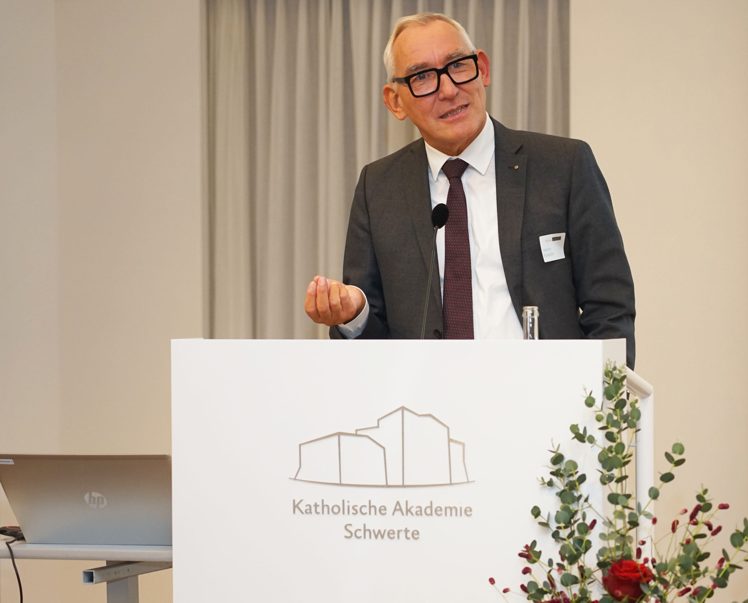 Regierungspräsident Heinrich Böckelühr hieß in der Katholischen Akademie Schwerte Gäste aus Politik, Wirtschaft und Kirche zum 17. WerteDialog willkommen. Foto: Michael Bodin / Erzbistum Paderborn