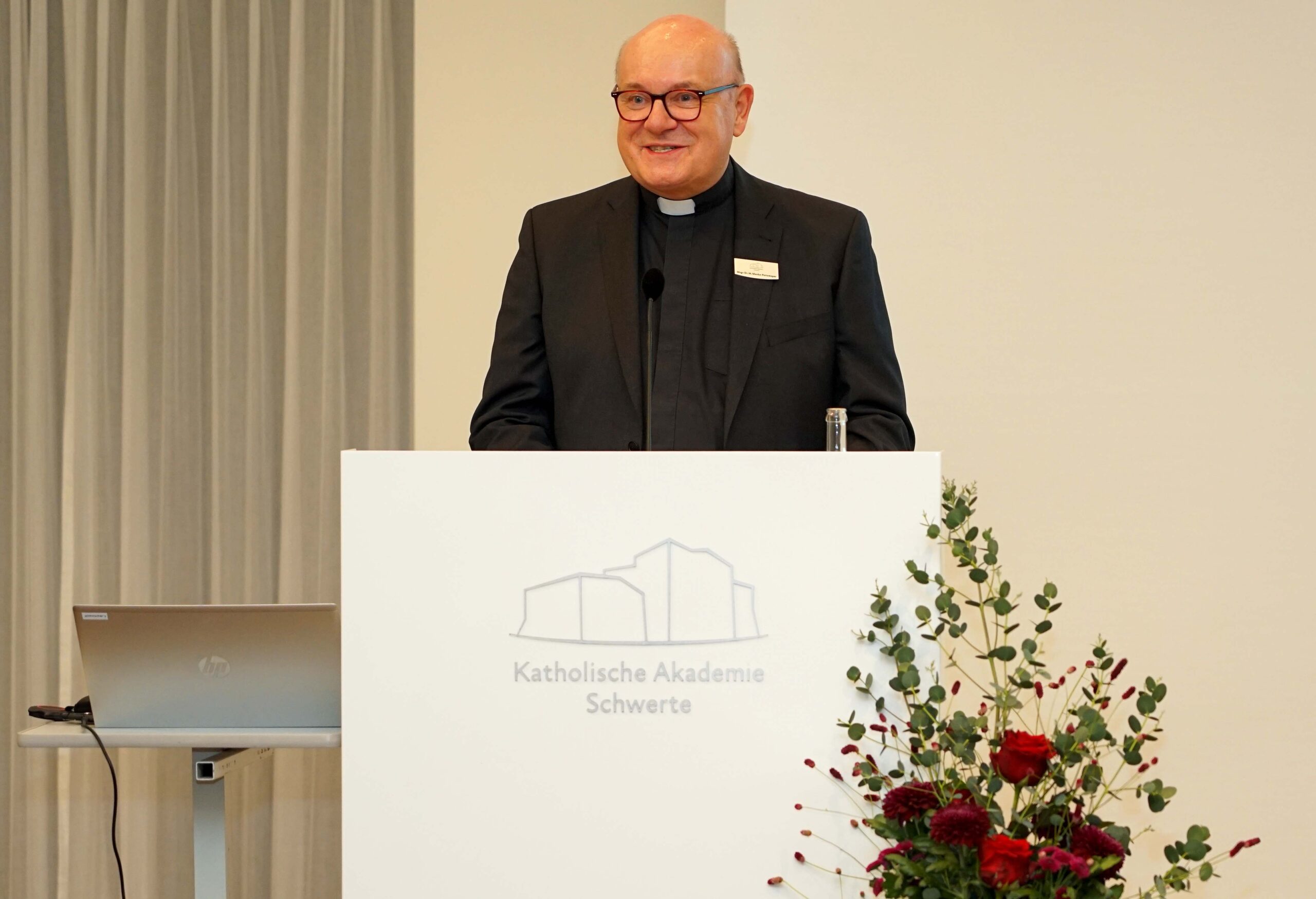 Akademiedirektor Monsignore Dr. Michael Menke-Peitzmeyer führte in einer inhaltlichen Begrüßung in das Thema des WerteDialogs „KI – Fluch oder Segen?“ ein. Foto: Michael Bodin / Erzbistum Paderborn