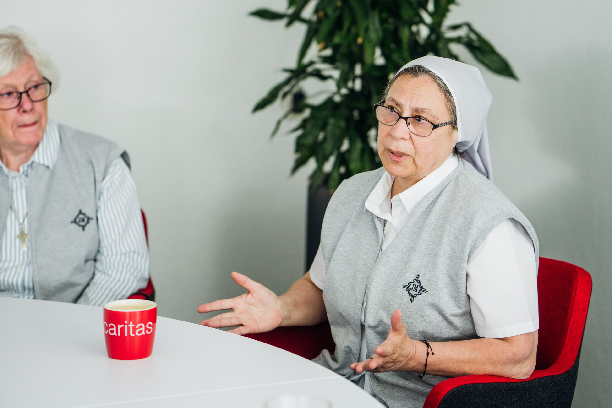 Die Ordensschwestern Annie Demerjian (rechts) und Helen Haigh berichteten bei einem Besuch des Diözesan-Caritasverbandes Paderborn über die Not der Menschen im Libanon und in Syrien.