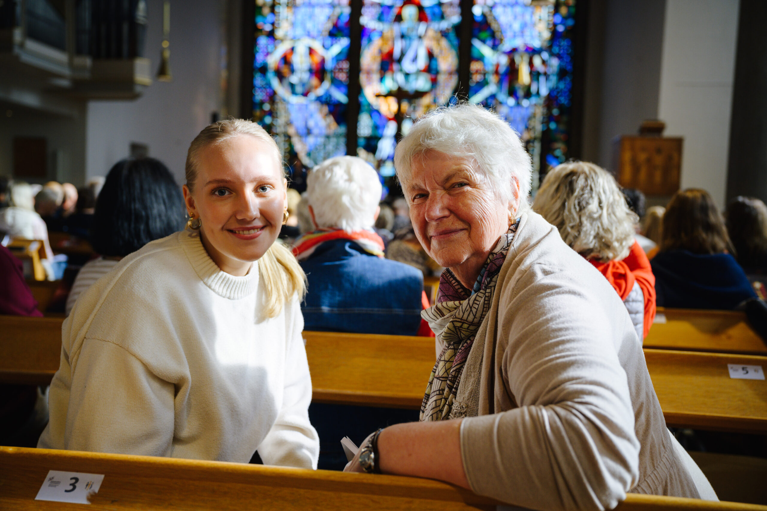 Sophie Teichrieb (19, l.) aus Espelkamp und Inge Hartmann (75) aus Minden singen beim Bethlehem-Musical mit. Beide möchten mit ihrer Musik Menschen erreichen und die Weihnachtsbotschaft weitergeben.