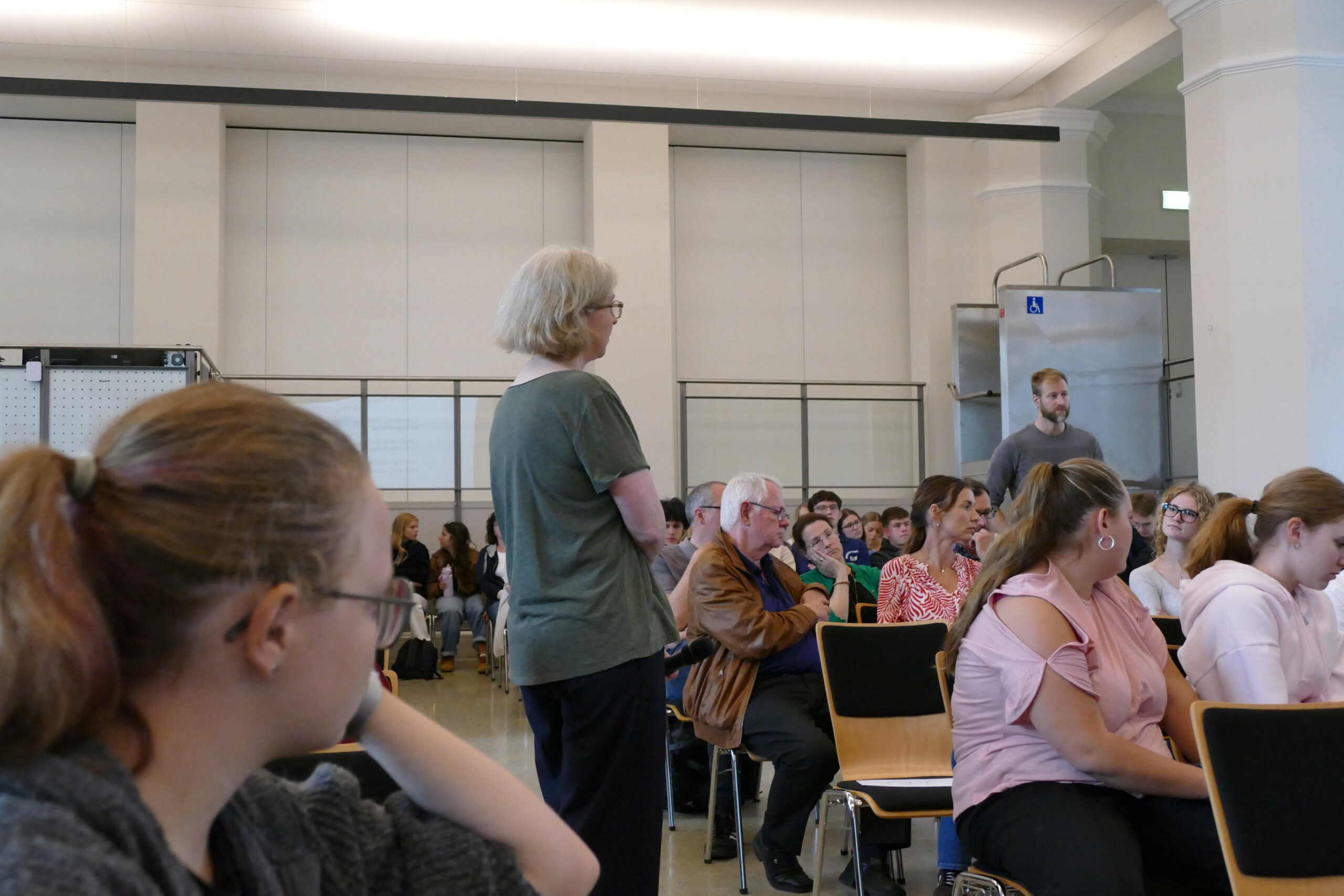 Von großem Gewinn war der anschließende Austausch, wie auch Schülerinnen und Schüler nach der Veranstaltung herausstellten.
