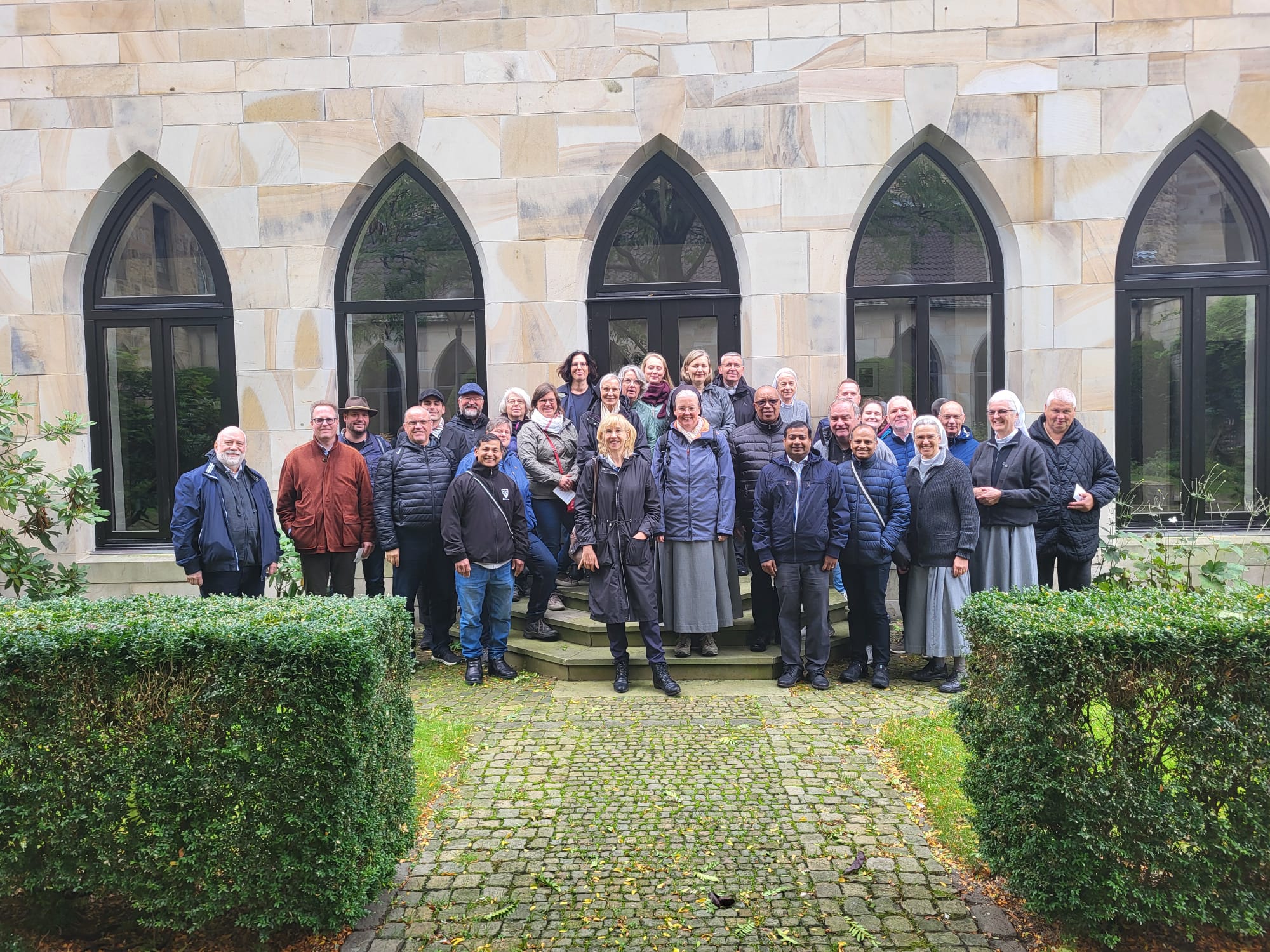 Mitglieder der Siegener Dekanatspastoralkonferenz mit Sießener Franziskanerinnen im Klostergarten der Dortmunder Propstei