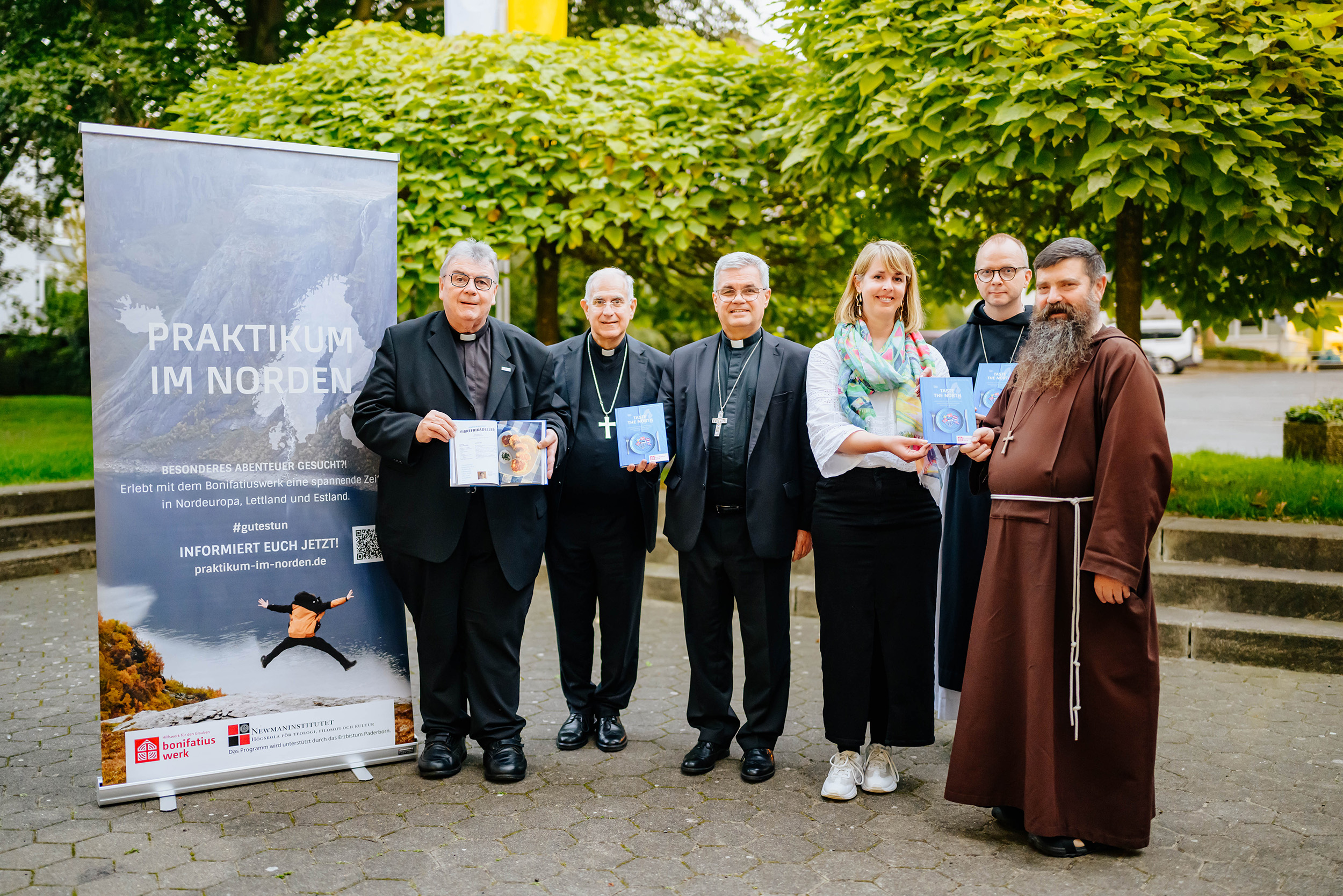 Präsentieren das neue Kochbuch des Bonifatiuswerkes (von links): Bonifatiuswerk-Generalsekretär Monsignore Georg Austen (Hg.), Erzbischof Julio Murat, Apostolischer Nuntius in den skandinavischen Ländern, der Paderborner Erzbischof Dr. Udo Markus Bentz, Bonifatiuswerk-Redakteurin Theresa Meier (Hg.), Bischof Erik Varden, Vorsitzender der Nordischen Bischofskonferenz, und Bischof David Tencer (Island).