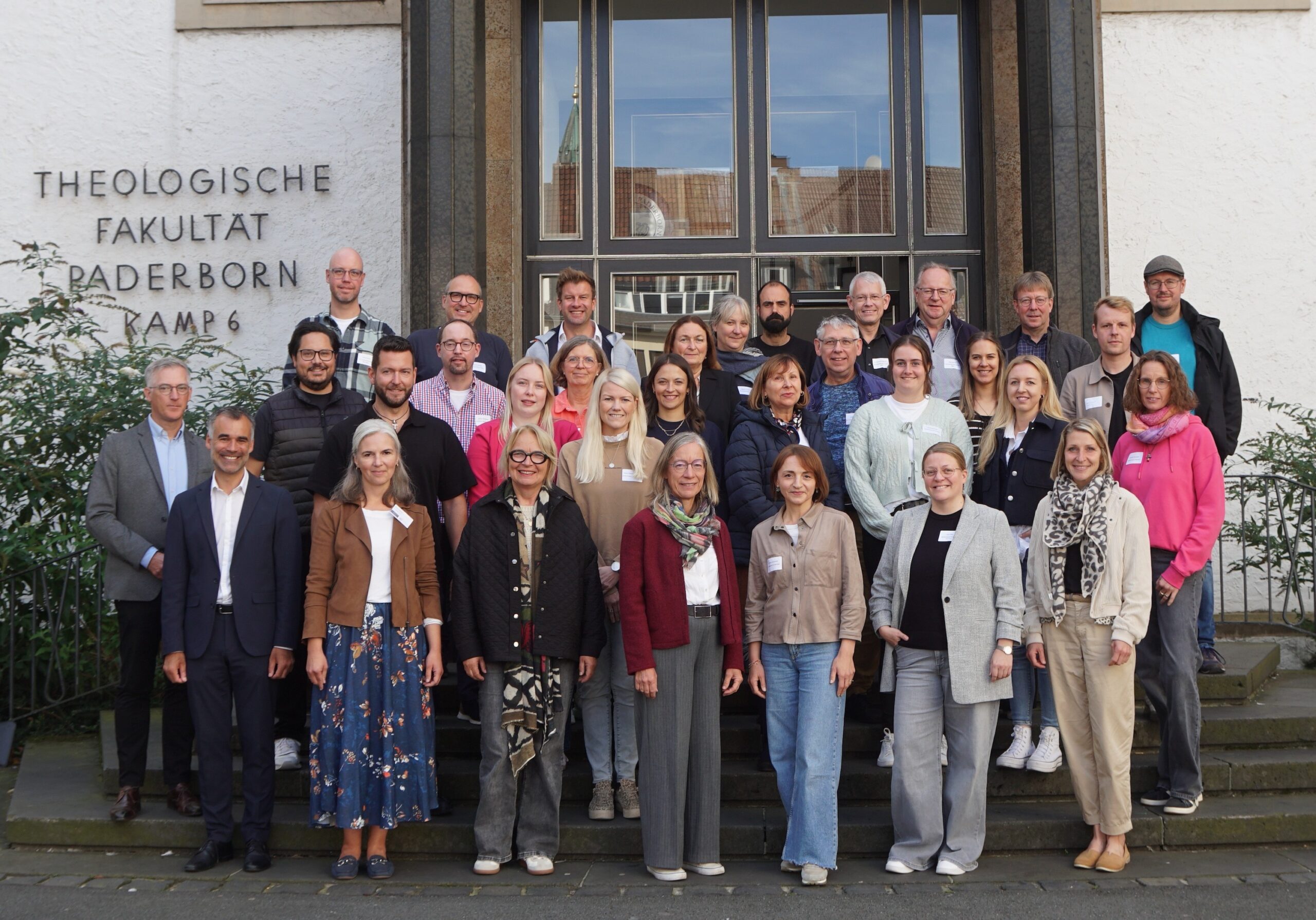 Die Teilnehmerinnen und Teilnehmer des Studientages Theologie macht Schule zum Thema „Krieg und Frieden“, links vorne Prorektor Stephan Wahle, Kirchenhistoriker Matthias Daufratshofer und Schulreferentin Jessica Bohn