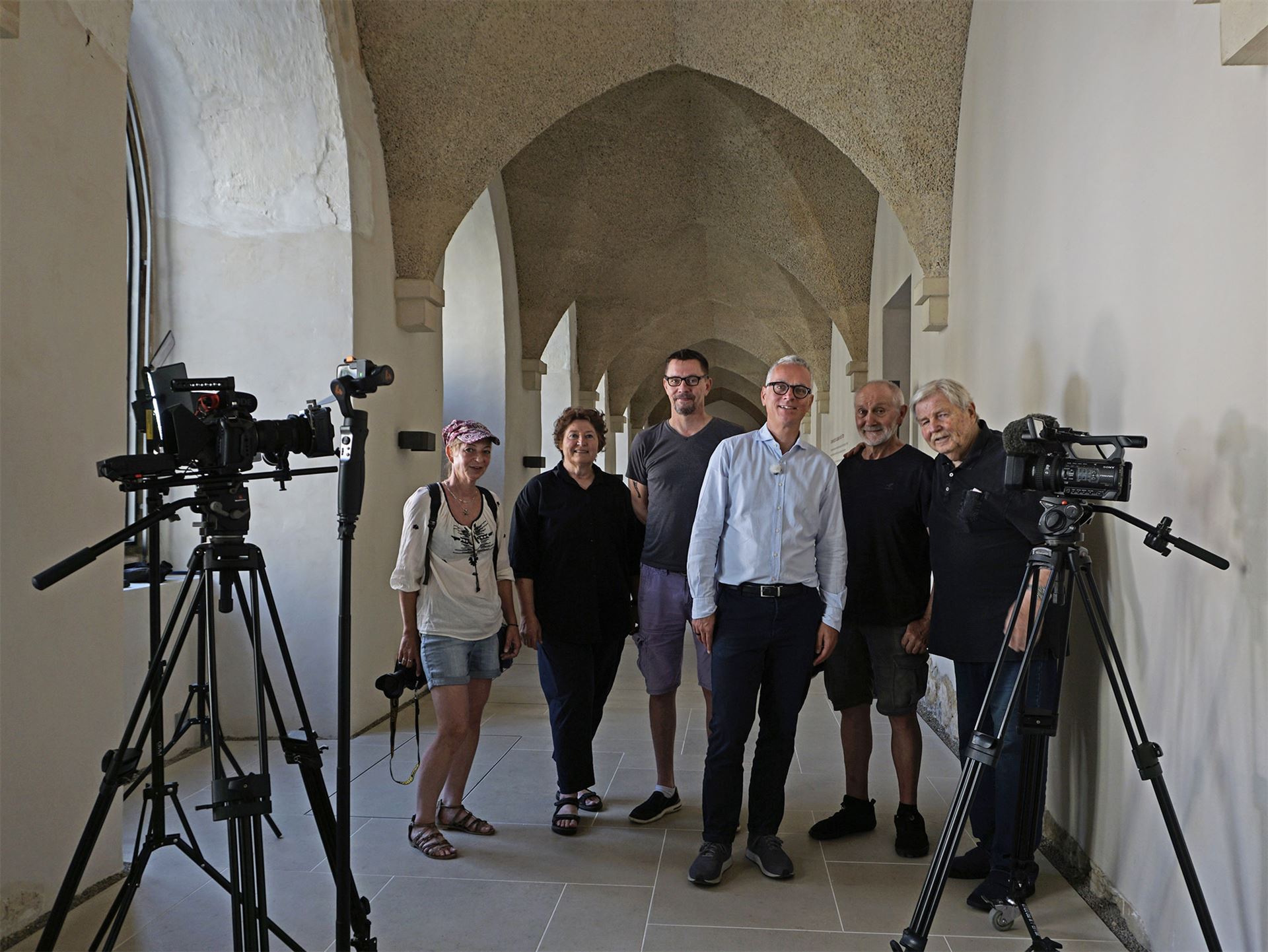 Filmteam von Blautann-Film im Gang des Klosters Dahlheim.