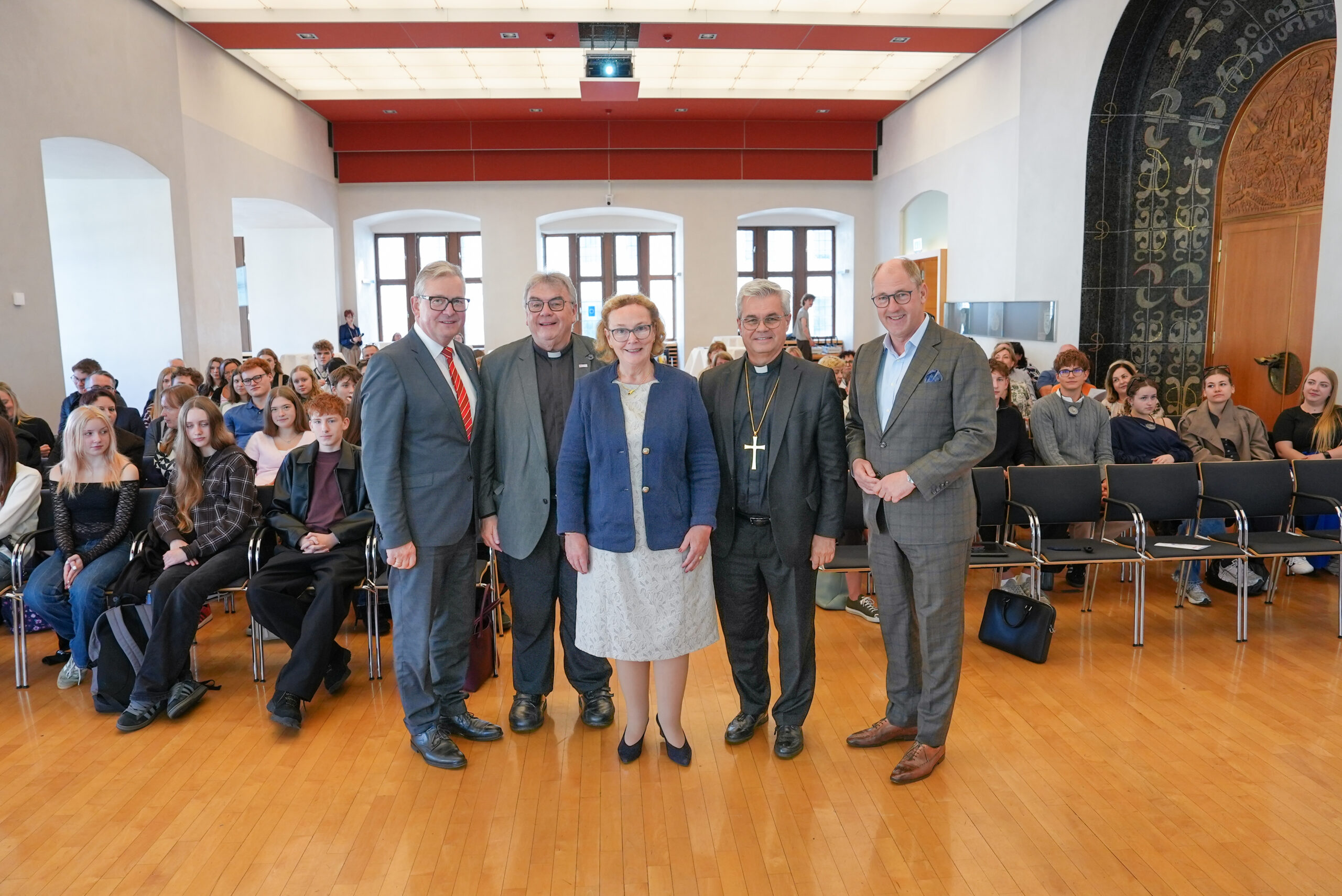 europatag-07002.jpg Die Initiatoren des Netzwerkstreffens, Bürgermeister a. D. Michael Dreier, Bonifatiuswerk-Generalsekretär Monsignore Georg Austen und Ulrike Kurth, mit Erzbischof Udo Markus Bentz und Bürgermeister Stefan-Oliver Strate (v. l.).