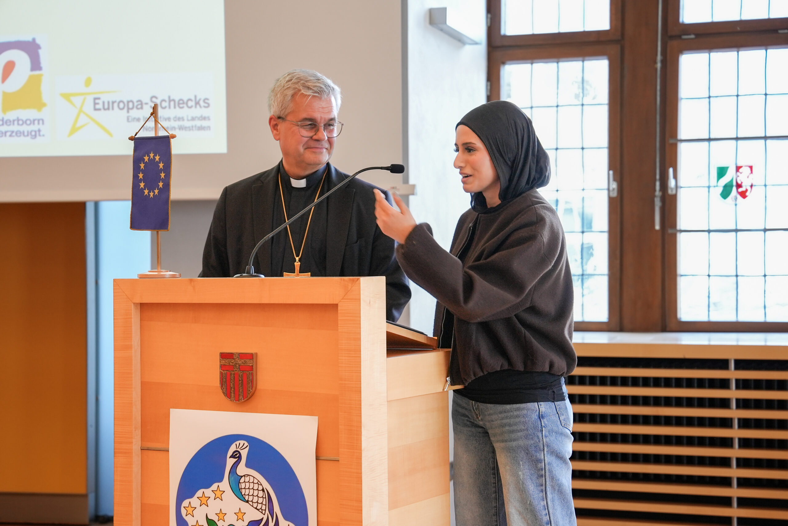 Erzbischof Udo Markus Bentz im Gespräch mit Schülerin Shahed Zreag von der Realschule in der Südstadt.