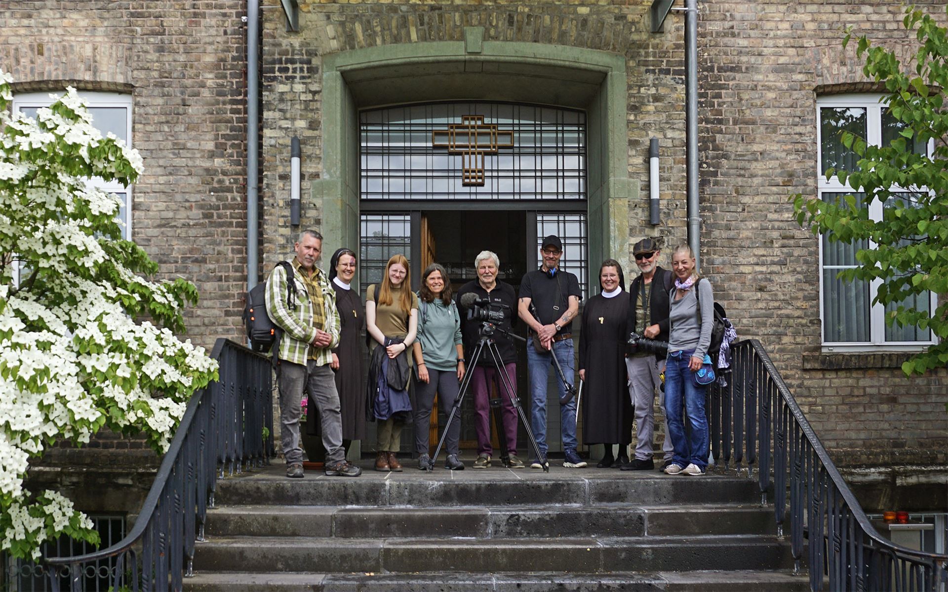 Die Pilger- und Filmteamgruppe steht auf der Treppe des Franziskaner-Klosters in Salzkotten.
