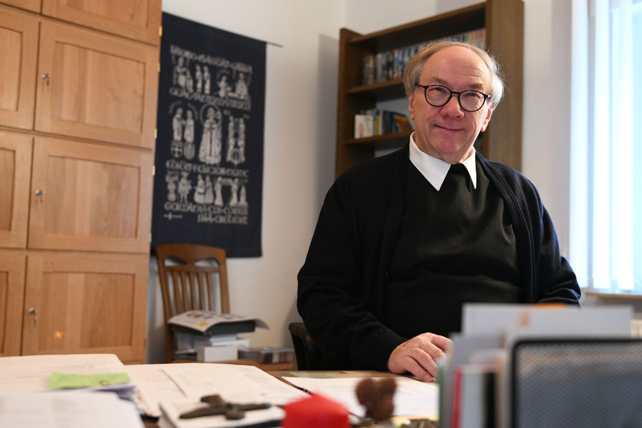Wolfgang Winkelmann sitzt an seinem Schreibtisch.